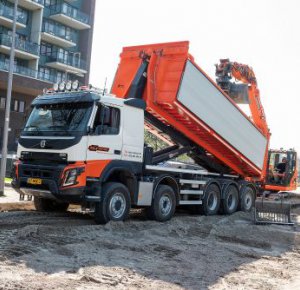 Primeur voor GJ Infra: Volvo FMX 10x6 af fabriek.