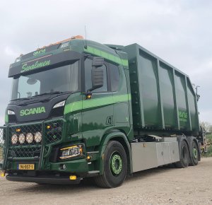 Geurts Boom & Groen kiest voor comfortabele Scania V8 met haakarm en afneembare kraan 