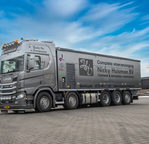 Vloerenbedrijf Nicky Huisman investeert in robuuste Scania 530R V8
