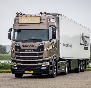 Eerste voertuig met nieuwe gezamenlijke huisstijl Boss Transport en Datrans Boss Transport gaat voor comfort en betrouwbaarheid van Scania 500S