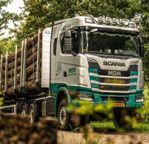 MDH Rondhout zet nieuwe Scania V8 bosbouwtrekker in 