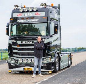 Een persoonlijke truck voor een gepassioneerde ondernemer STB a/s ThermoTrafik neemt nieuwe Scania 660R V8 in gebruik