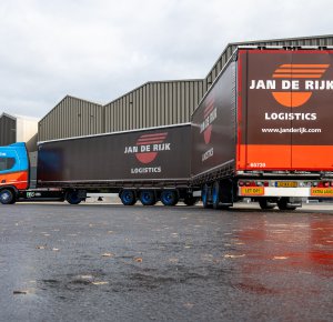 Jan de Rijk Logistics neemt eerste van zeven elektrische Scania’s met lage schotelhoogte in gebruik