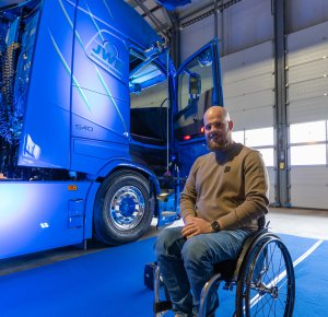 Chauffeur Sander keert na oplopen van dwarslaesie terug achter het stuur van de vrachtwagen