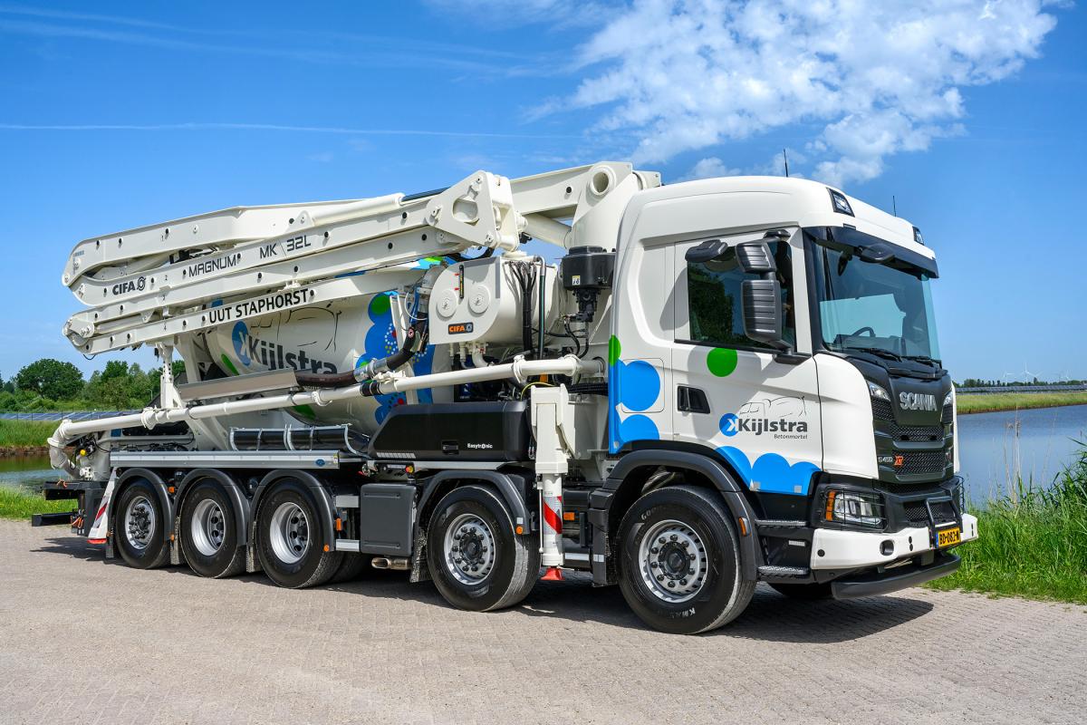 Kijlstra Betonmortel opnieuw trendsetter met eerste Scania vijfasser met pompmixer