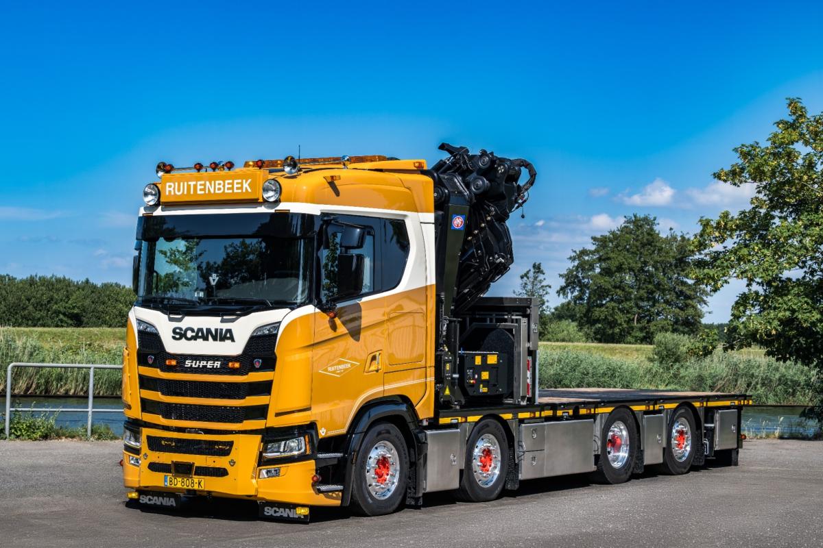 Nieuwe wide spread Scania 660S V8 met 95 tonmeter kraan voor Ruitenbeek Transport